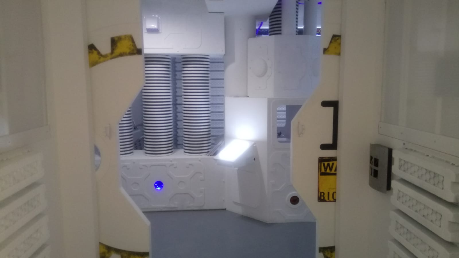 décor escape game laboratoire futuriste